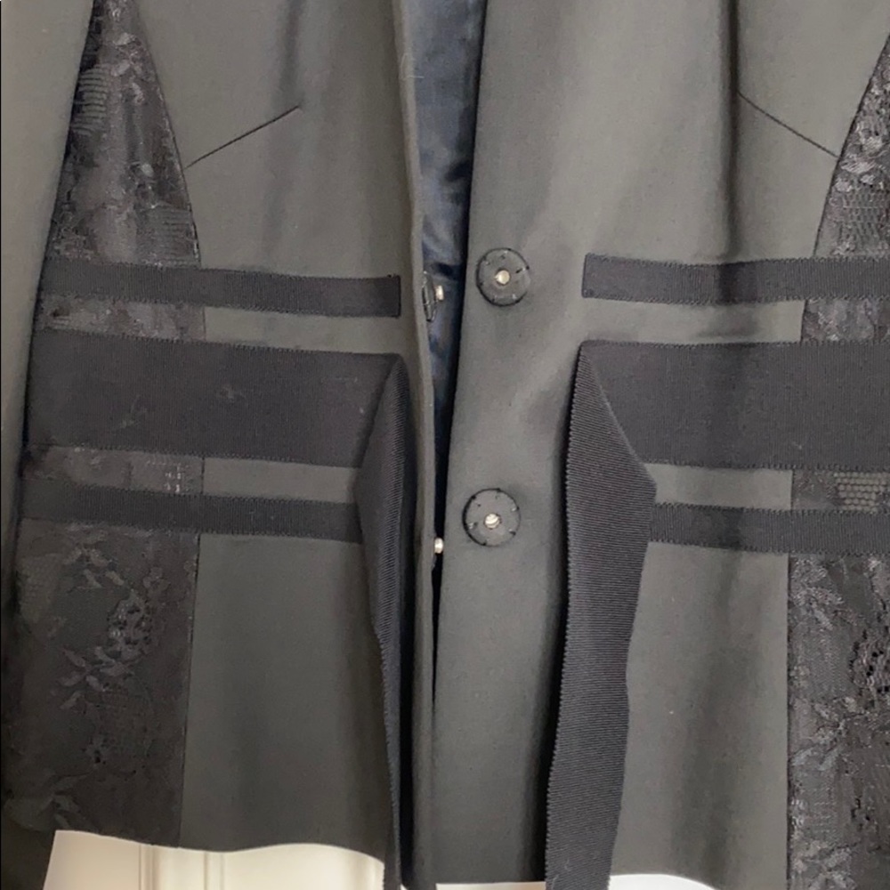 Black jacket. - Picture 3 of 6
